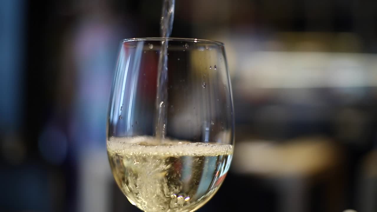 Versare un bicchiere di vino