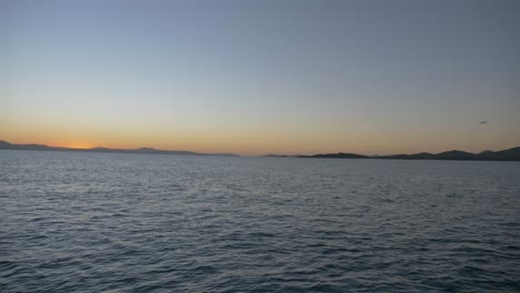 Vista-Panorámica-De-Las-Islas-En-Whitsundays-Durante-La-Puesta-De-Sol-Dorada-En-Queensland,-Australia