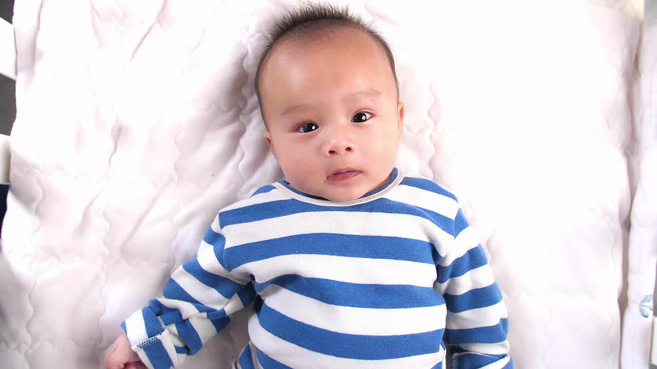 幸せな赤ちゃんの俯瞰映像、4K動画