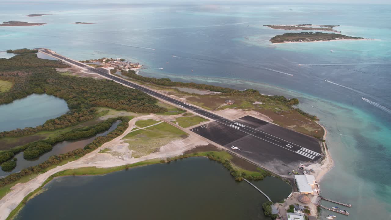 조용한 물과 활기찬 초록색을 가진 로스 로케스 활주로, 황혼, 타임 스, 공중 풍경