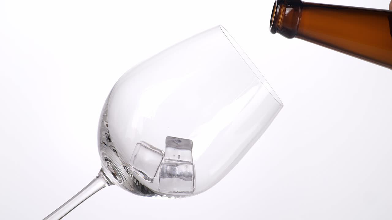 얼음으로 된 컵에 맥주를 부어 넣는 것