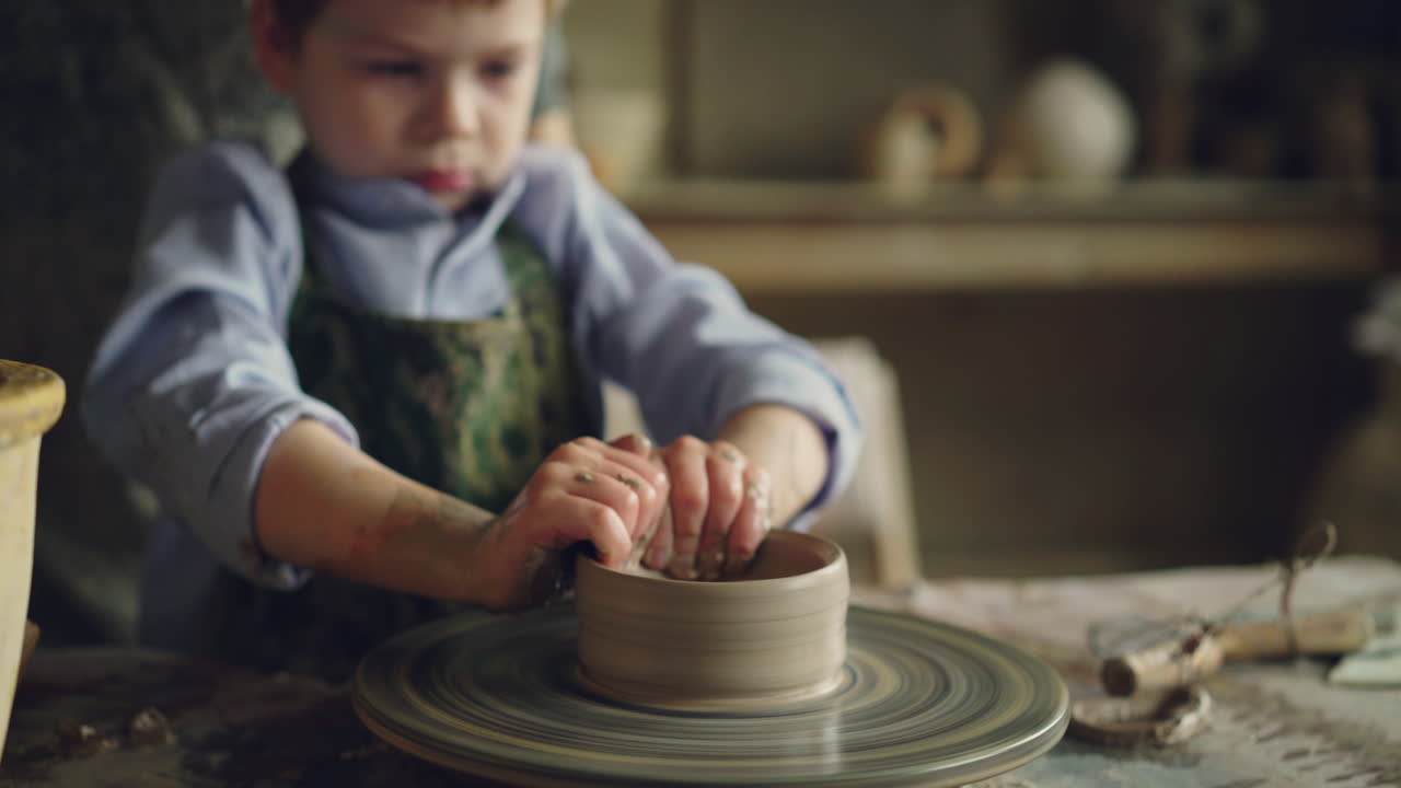 ребенок делает керамику