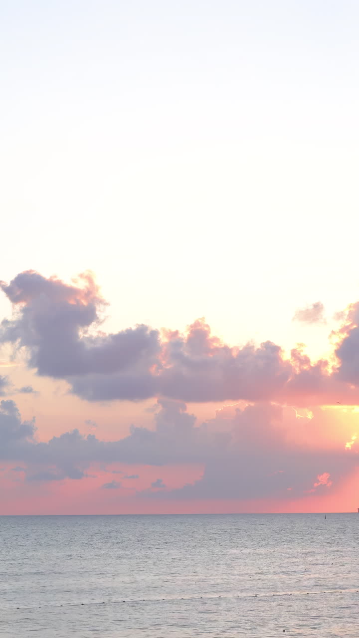 구름과 함께 바다 위에 해가 지는 것