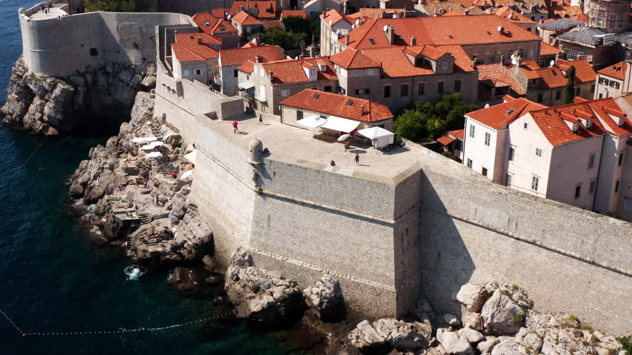 Mura della Città Vecchia di Dubrovnik in Croazia - ripresa aerea con drone