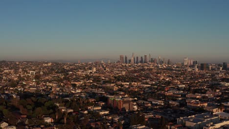 Toma-Panorámica-Aérea-Del-Centro-De-Los-Ángeles-Desde-Hollywood-Durante-La-Puesta-De-Sol