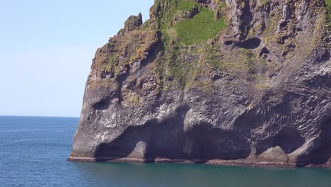 Ein-Lavastrom-Auf-Den-Westmännerinseln-Island-Sieht-Aus-Wie-Ein-Elefant-Mit-Einem-Rüssel,-Der-Aus-Dem-Meer-Trinkt