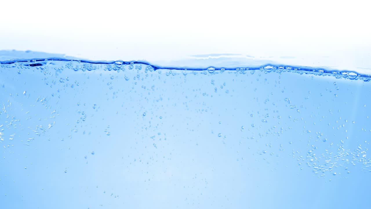 물 속의 많은 거품이 가까이에서, 느린 움직임의 거품과 함께 추상적인 물 파동