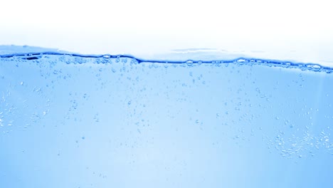 Viele-Blasen-Im-Wasser-Aus-Nächster-Nähe,-Abstrakte-Wasserwelle-Mit-Blasen-In-Zeitlupe