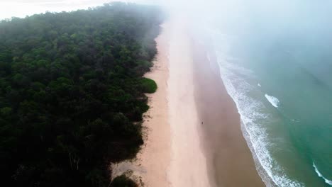 Vista-Aérea-De-La-Playa-Principal-De-Noosa-Heads-Durante-El-Brumoso-Amanecer-En-Queensland,-Australia