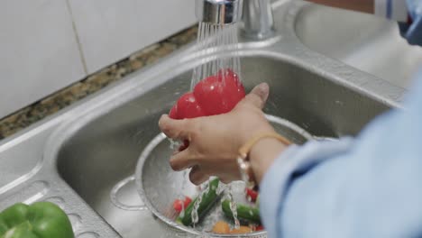 Manos-De-Mujer-Birracial-Lavando-Verduras-En-El-Fregadero-De-La-Cocina,-Cámara-Lenta