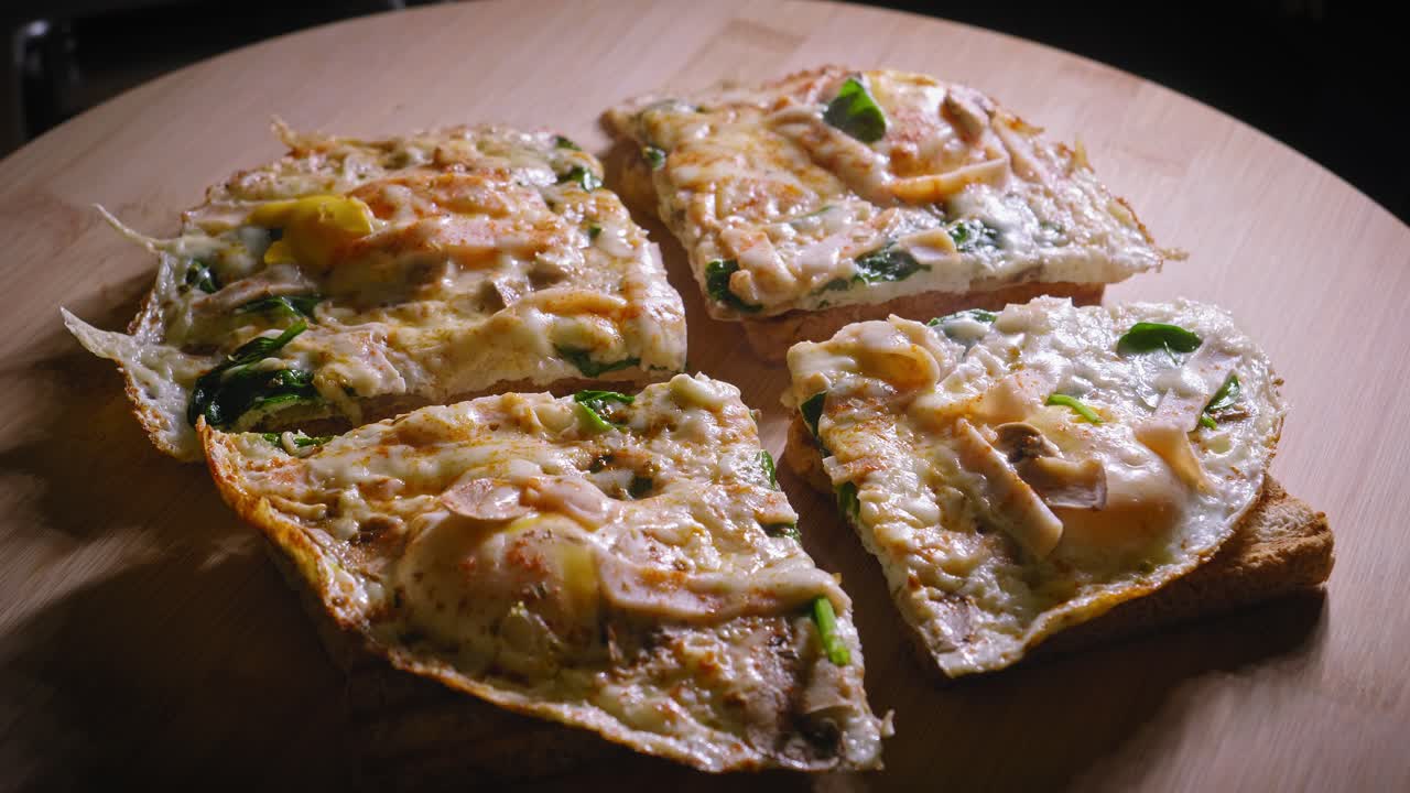 검정색 배경이 있는 나무 테이블에 뜨거운 김이 나는 튀긴 계란 토스트가 정적 샷을 닫습니다.