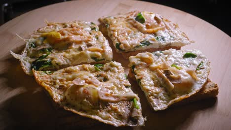 tostadas de huevo frito al vapor caliente sobre una mesa de madera con fondo negro primer plano estático