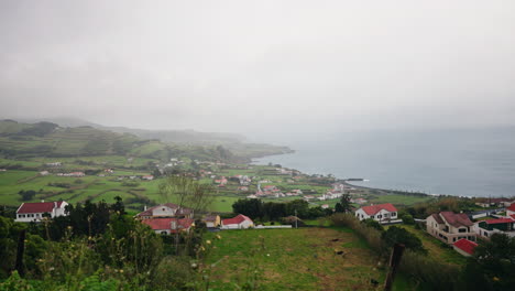 kleine ortschaft an der felsigen küste der azoren, atlantik, portugal