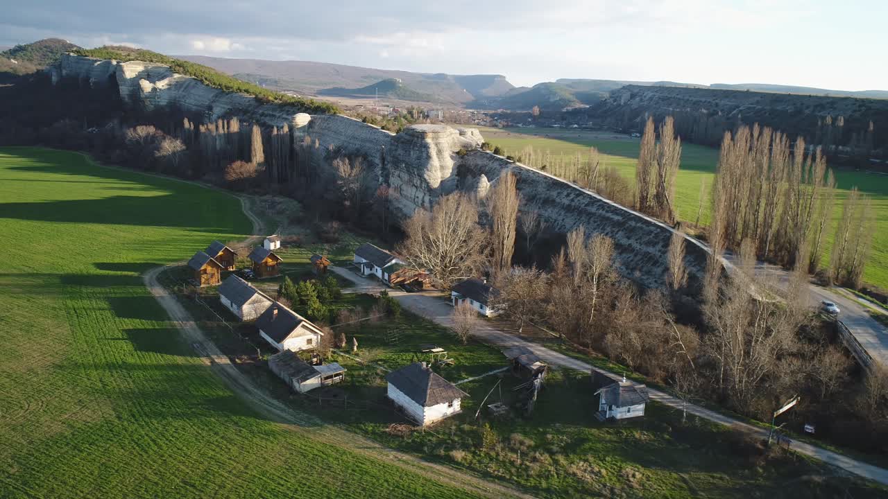 vista aérea de una aldea rural con paisaje de acantilado