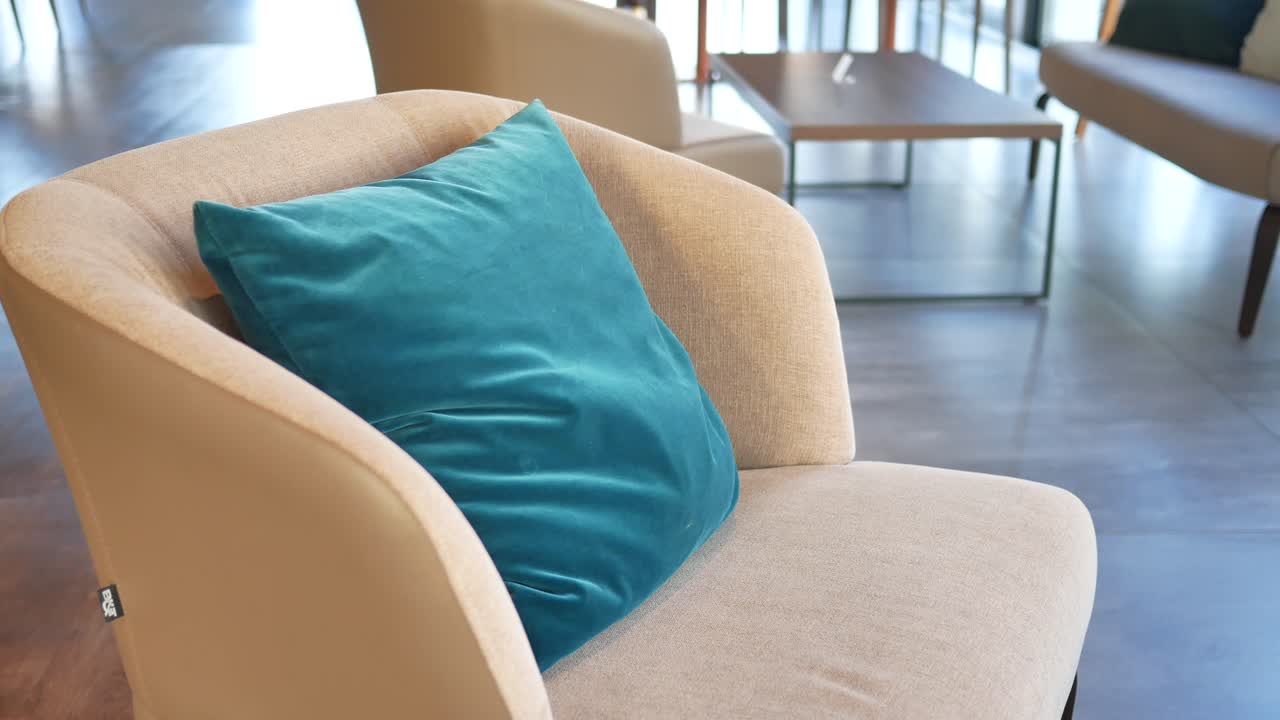 almohada azul en el sillón beige en el salón moderno