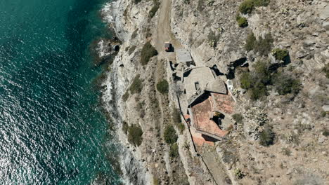 Cap-De-Creus-En-Cataluña,-España,-Vuelo-Aéreo-Sobre-La-Casa-Por-El-Acantilado-De-La-Costa