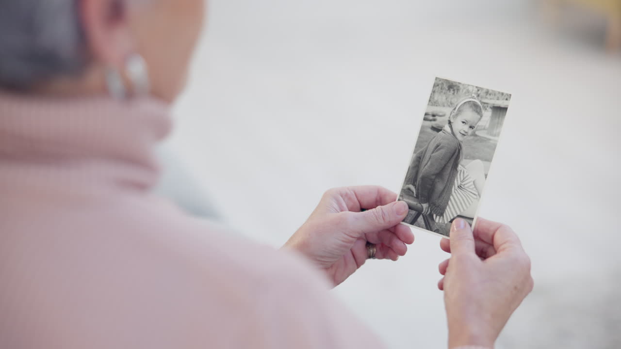 memoria, anciano y mujer con una fotografía