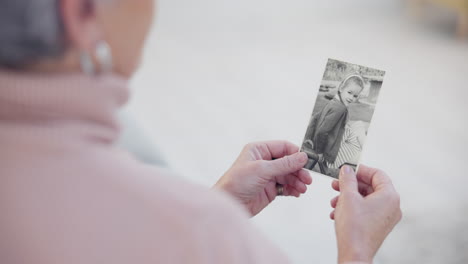 Erinnerung,-Senior-Und-Frau-Mit-Einem-Foto