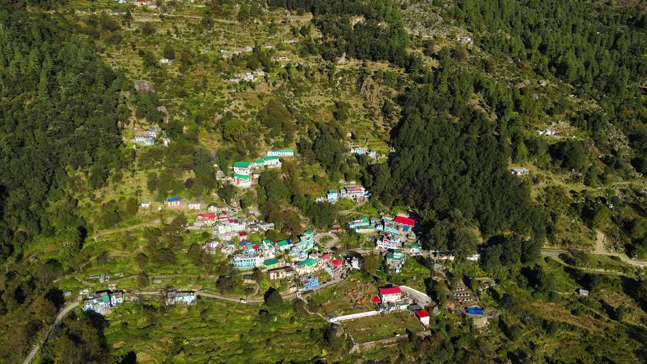 vista aérea de un colorido pueblo de montaña