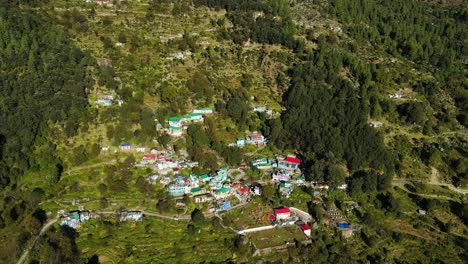 vista aérea de un colorido pueblo de montaña