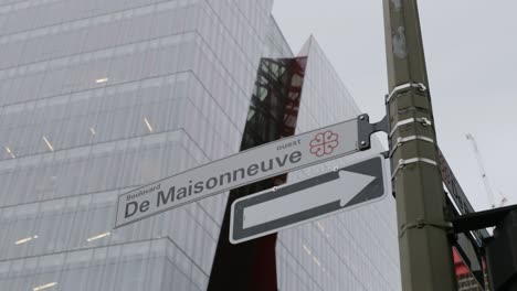 Señalización-Direccional-De-La-Calle-En-Un-Cartel-En-El-Boulevard-De-Maisonneuve,-Ciudad-De-Quebec,-Canadá