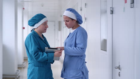 Conversación-De-Mujeres-De-Fábrica.-Mujer-Científica-Hablando-Y-Tocando-Tablet-Pc