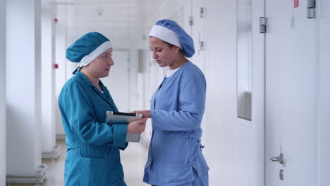 conversación de mujeres en la fábrica. ciencia mujer hablando y tocando tablet pc