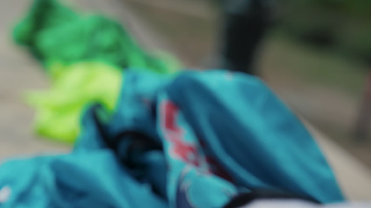 movimiento lento revelando disparo de varias pilas de coloridos bibs deportivos