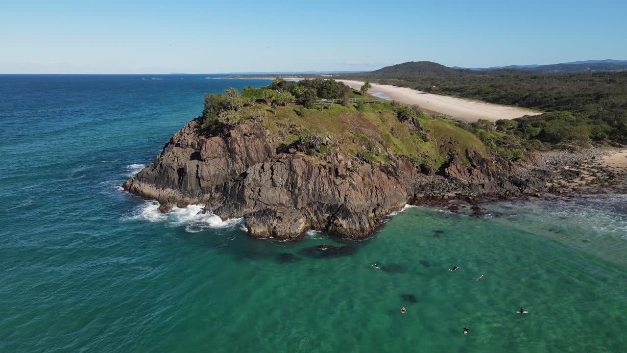 호주 뉴사우스웨일즈에 있는 노리스 곶의 험준한 풍경에서 울타리가 쳐진 해안 산책로의 먼 전망