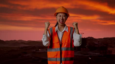 mujer ingeniera emocionada celebrando el éxito en el sitio de construcción