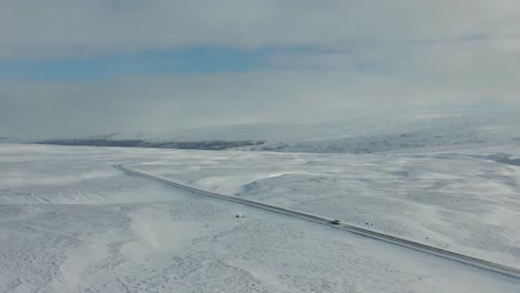 4K-Drohnenaufnahmen-Von-Autofahrten-In-Verschneiter-Landschaft-In-Island