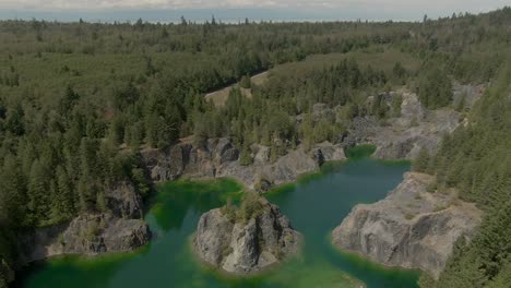 Hermosa-Vista-Aérea-De-Los-Coloridos-Lagos-De-La-Naturaleza-Canadiense-Durante-Un-Día-Soleado-De-Verano