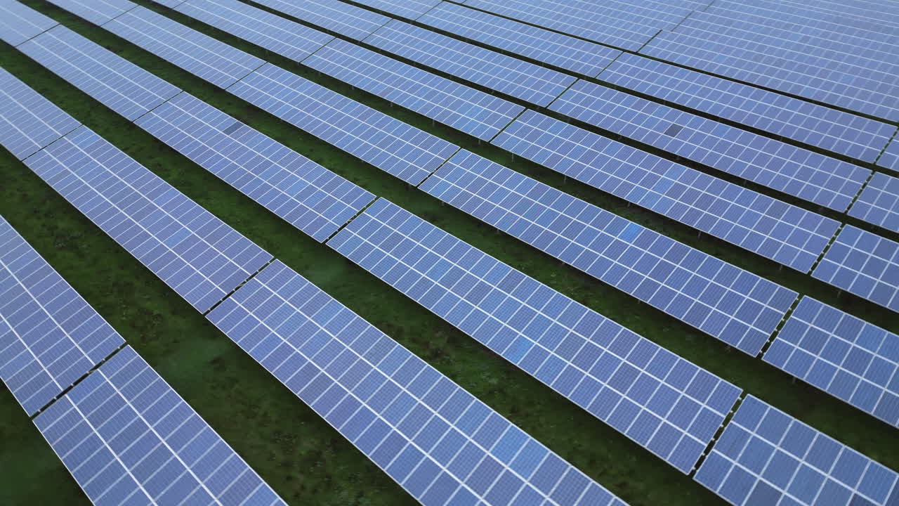 солнечные панели в парке солнечных батарей, съемка орбитальным дроном, 360 вид