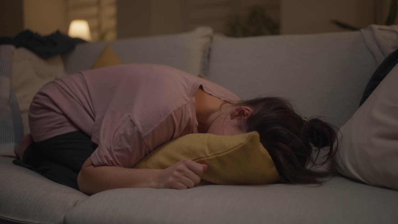 소파 에 누워 있는 여자