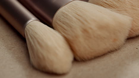 primer plano, pincel de maquillaje y mesa para cosméticos
