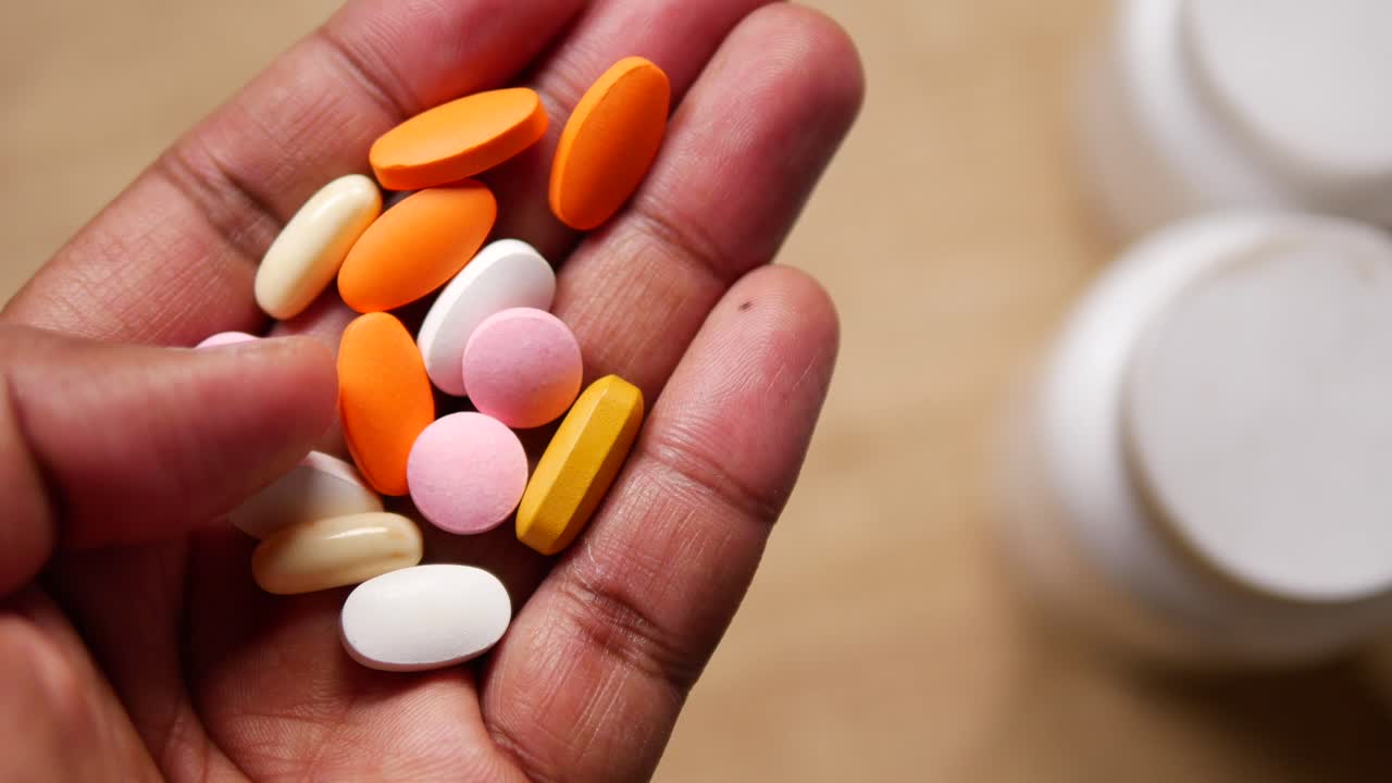 un puñado de pastillas variadas