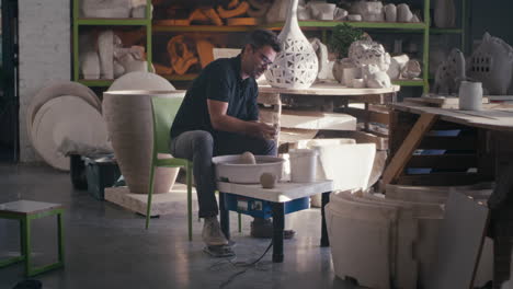 artista de cerámica en el trabajo
