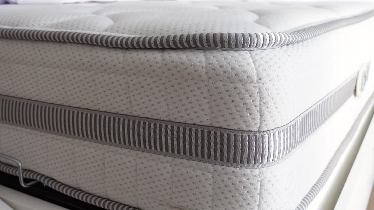 Gros plan sur le coin d'un matelas blanc moderne