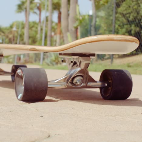 Longboard-Ruht-Auf-Dem-Boden-An-Der-Straße