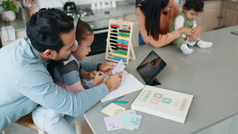 Escuela-En-Casa,-Padres-Y-Niños-Con-Tableta