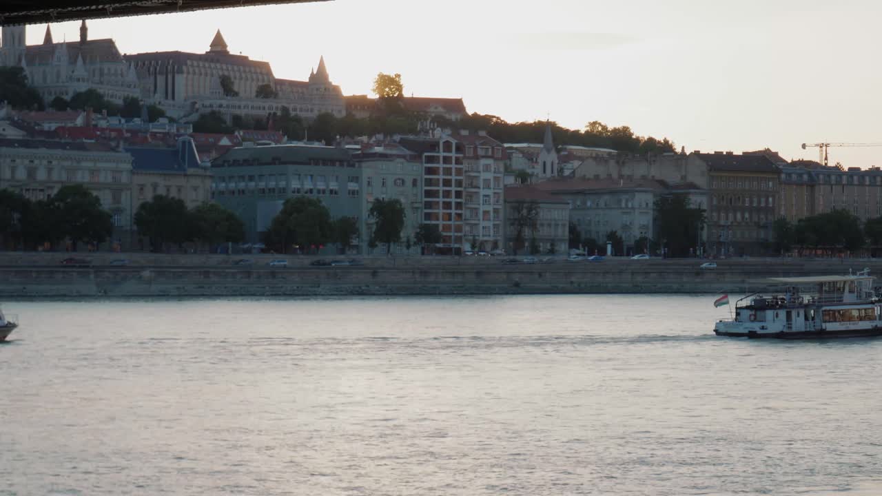 Vista del Danubio dalla riva di Raqpart, lato Pest