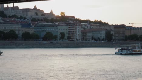 Donaublick-Vom-Raqpart-Ufer,-Pestseite