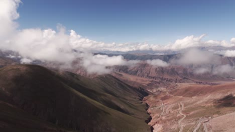 Push-pan-Aéreo-De-Drones-Sobre-Las-Nubes-Y-El-Cañón-A-Lo-Largo-De-La-Ruta-52