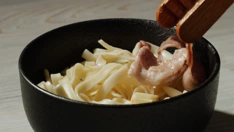 fideos con carne de cerdo y tocino