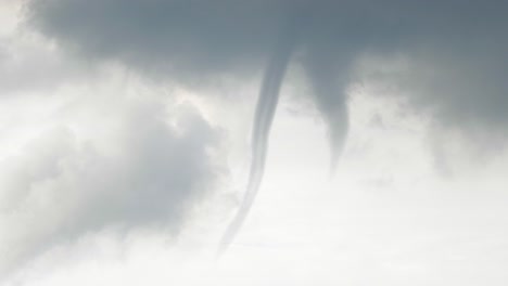 embudo de tromba marina formándose en el cielo