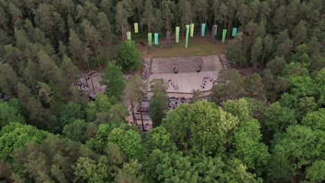 Una-Vista-Aérea-De-La-Ciudad-De-Valmiera,-Que-Muestra-Su-Combinación-De-Elementos-Urbanos-Y-Naturales.