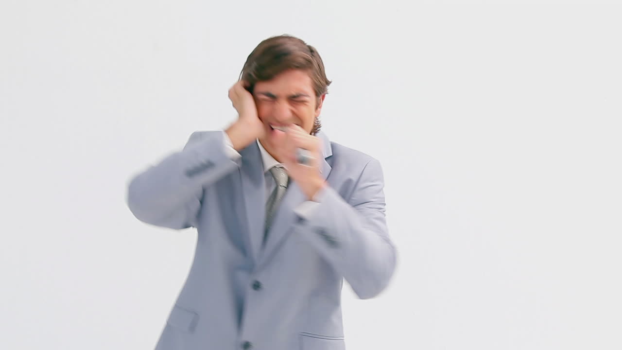 Uomo sorridente che canta al microfono