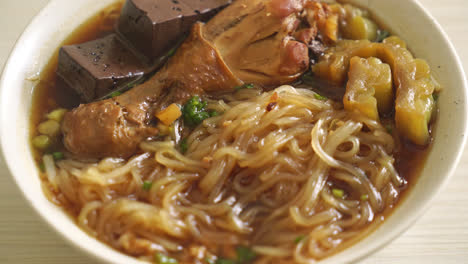 Fideos-De-Pollo-Guisados-En-Tazón-De-Sopa-Marrón---Estilo-De-Comida-Asiática