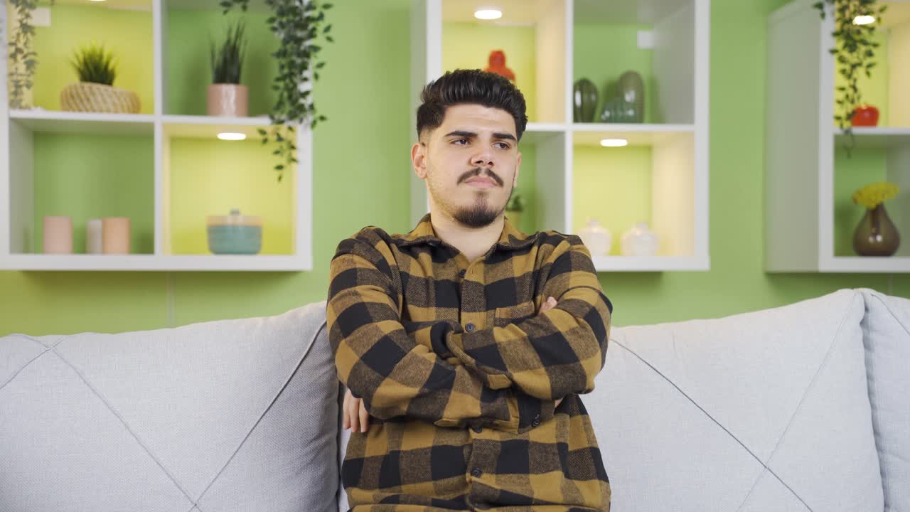 un joven cansado se está quedando dormido.