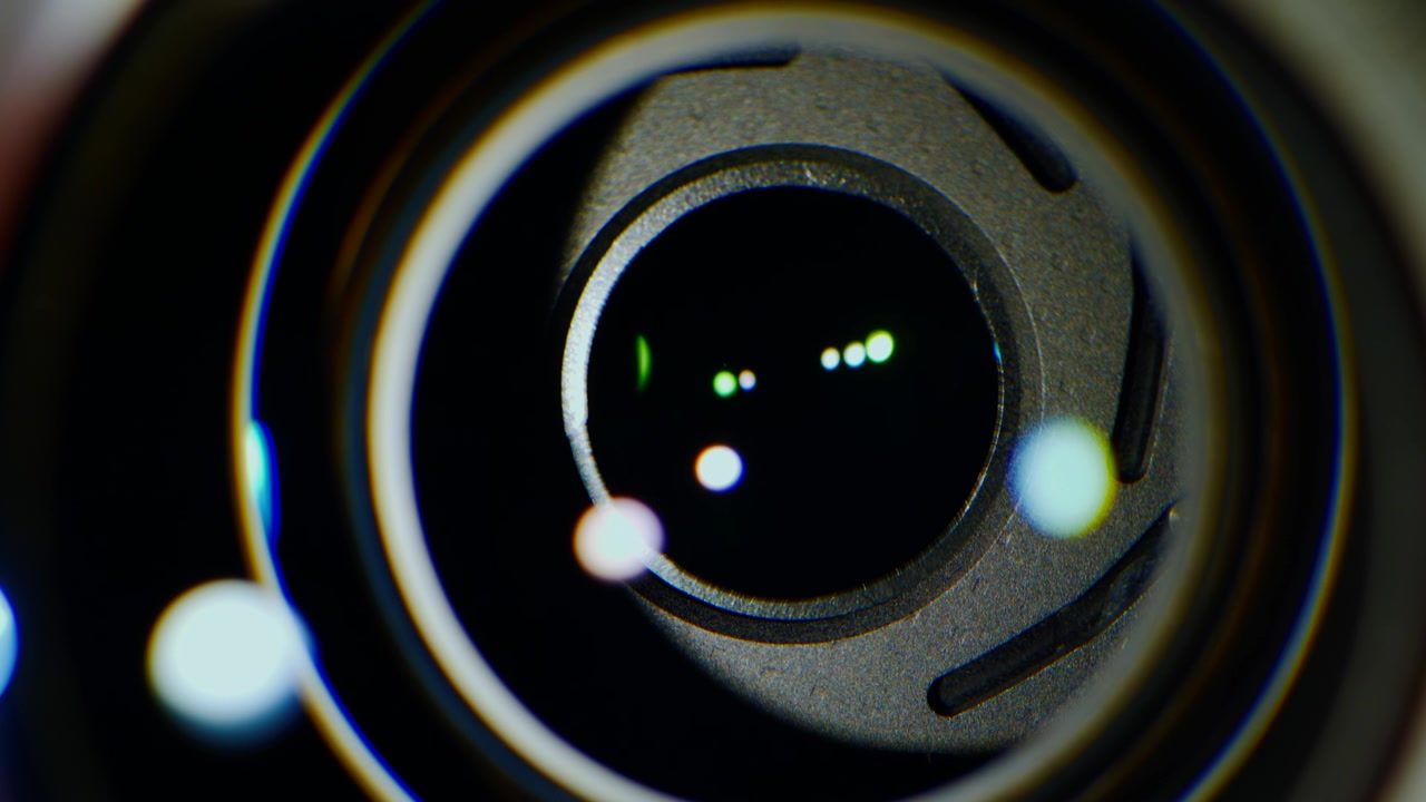 La sorgente luminosa illumina l'obiettivo della videocamera, il meccanismo del diaframma in funzione